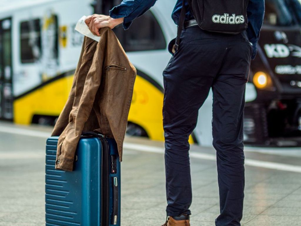 SHOX ART באתר PEXELS Suitcase and bag for a vacation